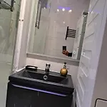 - Clim - Wifi -cuisine Privatif - Parking Privé - Salle De Bain Commune- Balcon *