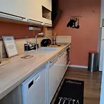 - Clim - Wifi -cuisine Privatif - Parking Privé - Salle De Bain Commune- Balcon *