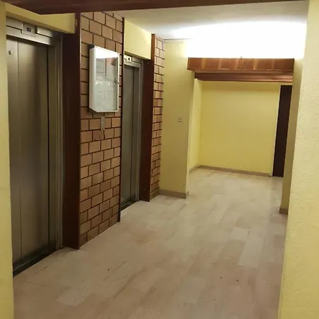 - Clim - Wifi -cuisine Privatif - Parking Prive - Salle De Bain Commune- Balcon Lägenhet Nîmes