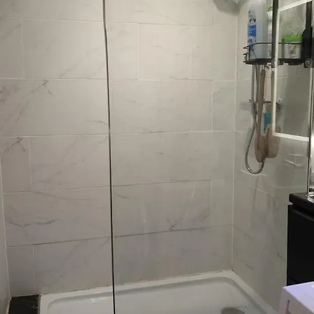 Confort - Clim- Salle De Bain Commune Apartment Nimes