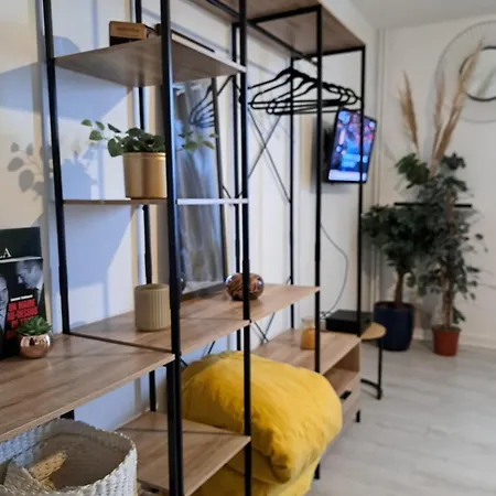 - Clim - Wifi -cuisine Privatif - Parking Prive - Salle De Bain Commune- Balcon