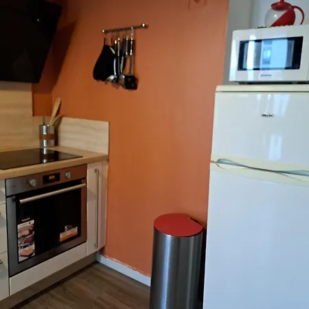 - Clim - Wifi -cuisine Privatif - Parking Prive - Salle De Bain Commune- Balcon Apartment