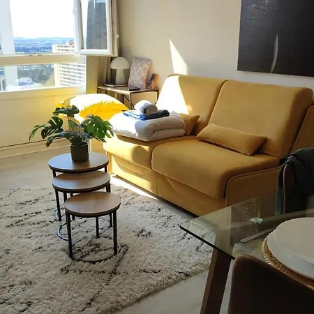 - Clim - Wifi -cuisine Privatif - Parking Privé - Salle De Bain Commune- Balcon * Nîmes