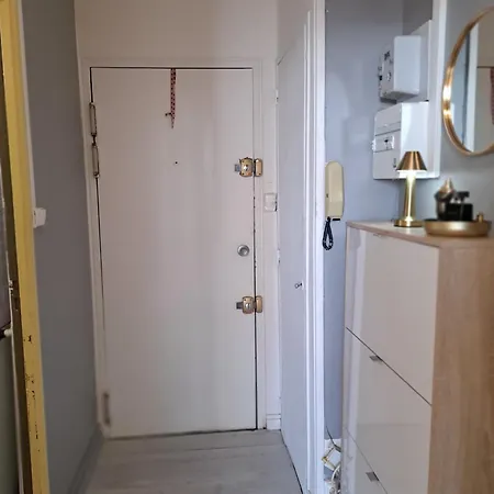 Apartment - Clim - Wifi -cuisine Privatif - Parking Prive - Salle De Bain Commune- Balcon Nîmes