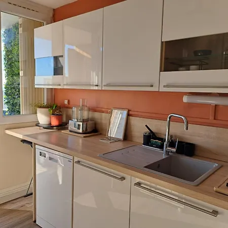 - Clim - Wifi -cuisine Privatif - Parking Prive - Salle De Bain Commune- Balcon Nîmes