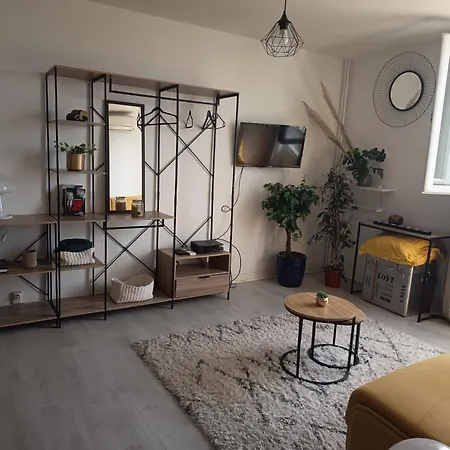 - Clim - Wifi -cuisine Privatif - Parking Privé - Salle De Bain Commune- Balcon Nîmes