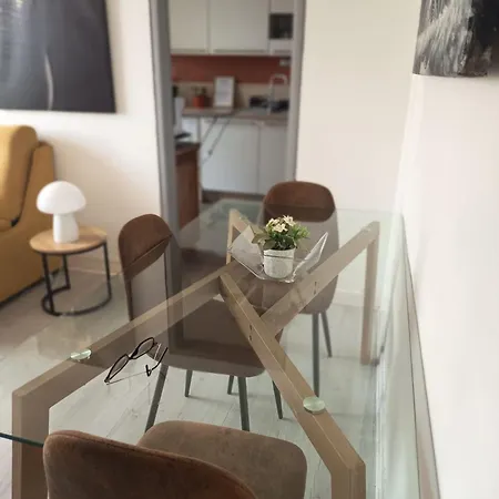- Clim - Wifi -cuisine Privatif - Parking Privé - Salle De Bain Commune- Balcon *