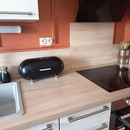 - Clim - Wifi -cuisine Privatif - Parking Privé - Salle De Bain Commune- Balcon