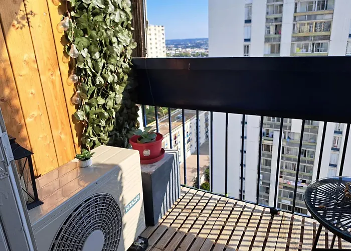 - Clim - Wifi -cuisine Privatif - Parking Privé - Salle De Bain Commune- Balcon *