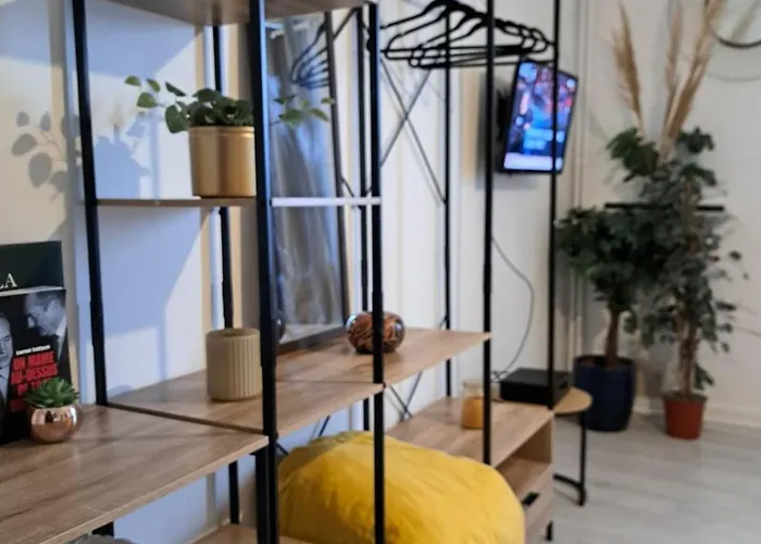 - Clim - Wifi -cuisine Privatif - Parking Privé - Salle De Bain Commune- Balcon