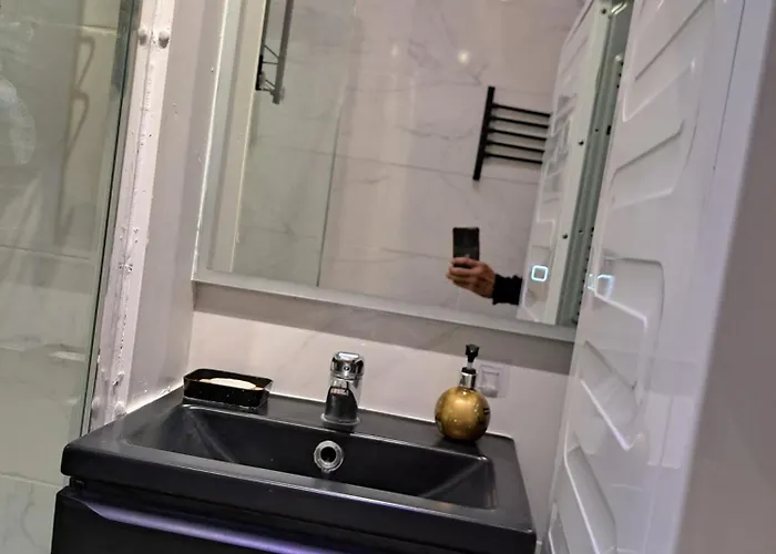 - Clim - Wifi -cuisine Privatif - Parking Privé - Salle De Bain Commune- Balcon *