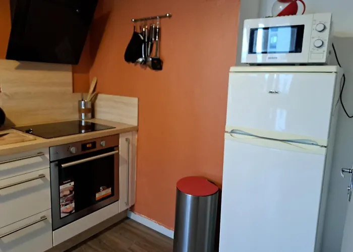 - Clim - Wifi -cuisine Privatif - Parking Privé - Salle De Bain Commune- Balcon Appartement