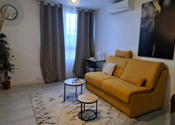 Appartement - Clim - Wifi -cuisine Privatif - Parking Privé - Salle De Bain Commune- Balcon *