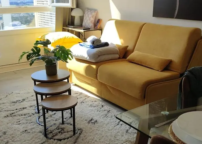 - Clim - Wifi -cuisine Privatif - Parking Privé - Salle De Bain Commune- Balcon * Nîmes