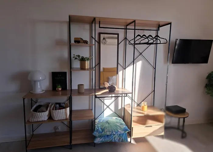 - Clim - Wifi -cuisine Privatif - Parking Prive - Salle De Bain Commune- Balcon Nîmes