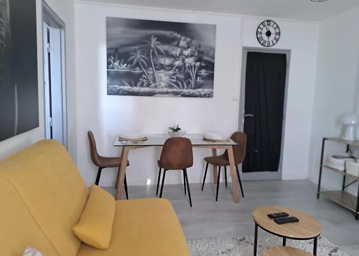 - Clim - Wifi -cuisine Privatif - Parking Privé - Salle De Bain Commune- Balcon Appartement